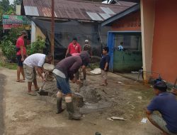 Warga Badang,Sanggau Perbaiki Jalan Akibat Banjir
