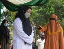 Seorang Perempuan Dicambuk 100 Kali di Aceh karena Zina