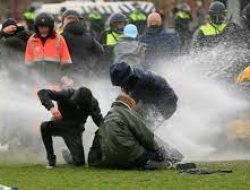 Ribuan Protes Pembatasan Sosial terkait COVID-19 di Amsterdam