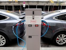 Tesla akan “Recall” 54.000 Kendaraan untuk Hilangkan Fitur “Rolling Stop”