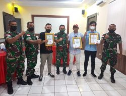 Dandim 1204 Sanggau Serahkan Hadiah Pemenang Lomba Karya Jurnalis