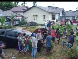 Kecelakaan Tunggal, Mobil Calya Terbalik di Halaman Rumah Warga di Mempawah Hulu