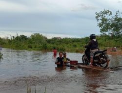 Sejumlah Ruas Jalan di Desa Timpuk Kabupaten Sekadau Terendam Banjir