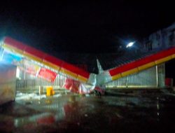 Kanopi Alfamart Ambruk di Sanggau Ledo Akibat Hujan Deras, Kapolsek Tinjau Lokasi