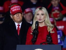 Trump Bawa “Surat Cinta Kim” dan Dokumen Pemerintah Lainnya dari Gedung Putih