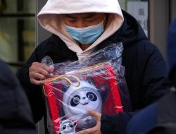 Para Warga di Beijing Berebut Suvenir Langka Olimpiade