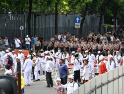 Puluhan Muslim Gelar Demo Menentang Larangan Berhijab dalam Kelas di India