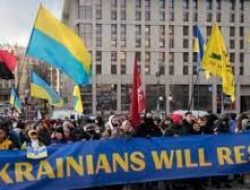 Ribuan Warga Ukraina Berdemo di Tengah Ancaman Invasi Rusia