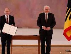 Kanselir Jerman Olaf Scholz (kiri) bertemu Presiden Ukraina Volodymyr Zelenskiy di Kyiv, Ukraina (14/2).