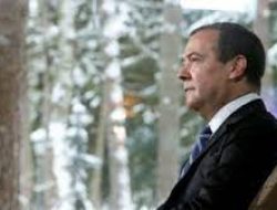 Mantan Presiden Medvedev: Rusia Tak Lagi Butuh Hubungan Diplomatik dengan Barat
