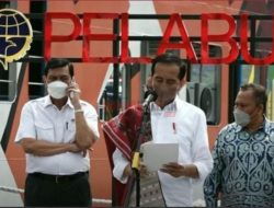 Heboh Luhut Asyik Telponan di Belakang Jokowi yang Lagi Pidato, Netizen: Lord Bebas, The Real Presiden