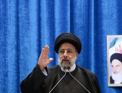 Presiden Iran Ebrahim Raisi menyampaikan pidato dalam salat Jumat di Teheran, pada 11 Februari 2022