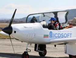Seorang Pilot Remaja Memulai Penerbangan Keliling Dunia untuk Pecahkan Rekor
