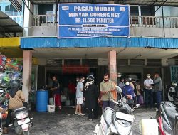 Warga Serbu Pasar Murah Minyak Goreng di Kapuas Indah Pontianak