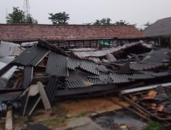 Hujan Deras Disertai Angin Kencang Hancurkan Kios Pasar Gunung Katun Way Kanan