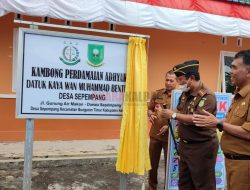 Bupati Natuna dan Kajari Natuna Resmikan Kambong Perdamaian Adhyaksa Desa Sepempang