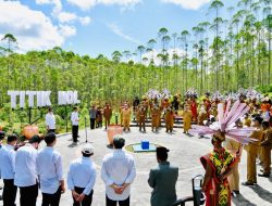 Hadiri Peresmian Pembangunan IKN, Sutarmidji Serahkan Tempayan Kecil Berisikan Tanah Equator kepada Jokowi