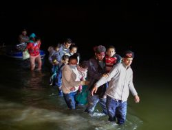 Berselisih dengan Biden, Gubernur Texas Kirim Bus Berisi Imigran ke Ibu Kota AS