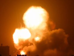 Israel Balas Tembakan Roket dengan Serang Hamas di Jalur Gaza