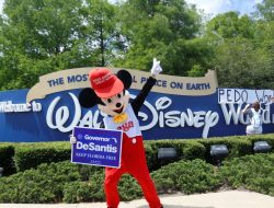 Gubernur Florida Ingin Akhiri Status Ikonik Taman Hiburan Disney World