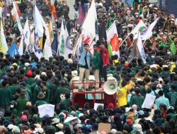 Aktivis, Tokoh Masyarakat Kecam Penganiayaan Ade Armando di Demo DPR RI