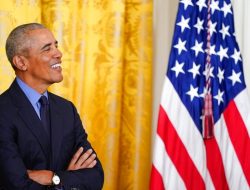 Obama: Autokrat Gunakan Informasi Keliru untuk Tumbangkan Demokrasi