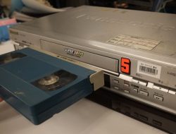 Kolektor Video Raup Ribuan Dolar dari Kaset Video VHS Usang