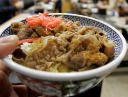 Jaringan Waralaba Jepang Yoshinoya Pecat Direktur karena Komentar Seksis