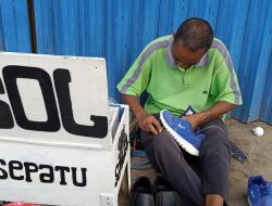 Warga Lampung Utara Mengais Rezeki Ditengah Terik Matahari