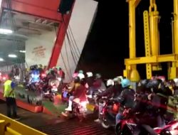 Ribuan Pemudik Motor Memasuki Awak Kapal