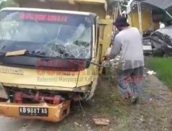 Dump Truk Oleng Tabrak Dua Pekerja Cuci Mobil Hingga Tewas
