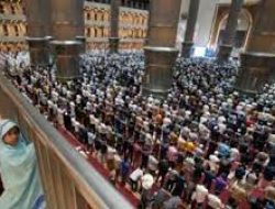 Sambut Ramadan, Ribuan Muslim Salat Tarawih di Istiqlal