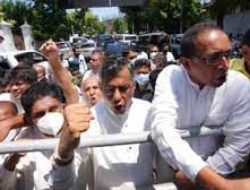 Demonstran Sri Lanka Menentang Jam Malam pasca Blokade Media Sosial