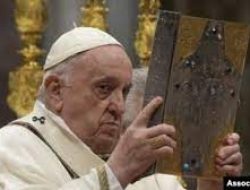 Jalankan Ibadah Kamis Putih, Paus Basuh Kaki Narapidana di Penjara Roma