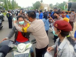 Mahasiswa, Ormas Dan Polres Kubu Raya Berbagi Takjil Dan Masker