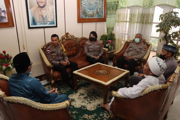 Kapolres Kubu Raya beserta jajaran bersilaturrahim ke kediaman Ketua MUI Kubu Raya untuk meningkatkan sinergisitas terkait capaian vaksinasi (Dokumen Humas Polres Kubu Raya)