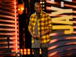Komedian Dave Chappelle Diserang di atas Panggung di Hollywood Bowl