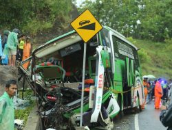 Bus Wisata Tabrak Papan Reklame di Mojokerto, 14 Orang Tewas