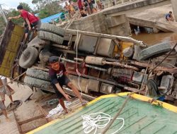 Kehabisan Tenaga Naiki Lamdor Ferry, Truk Bermuatan Barang Terguling di Dermaga Sungai Asam