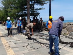 Satpol PP Padang dan PLN Lakukan Pemutusan Arus Listrik Tidak Pada Aturannya di Pantai Padang