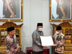 Gubernur Serahkan SK Plh Bupati Muba Kepada Apriyadi