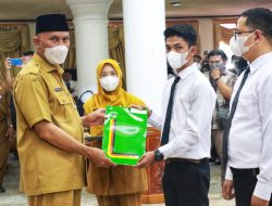 Sumbar Serahkan SK CPNS dan PPPK Guru Tahap I