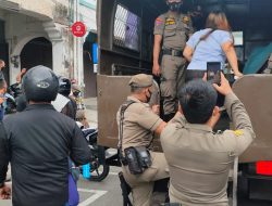 Grebek Panti Pijat Plus – Plus Berkedok Warung Kopi, Satpol PP Padang Amankan Tiga Wanita dan Satu Orang Pria