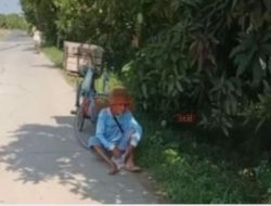Nyesek! Kakek Penjual Sawo Makan Nasi Dibungkus Plastik di Pinggir Jalan