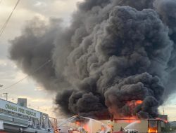 Api dan Asap Tebal Selimuti Perusahaan Kimia di Omaha yang Terbakar