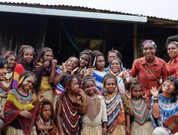 Pasangan Muda Dirikan Sekolah Alternatif di Pedalaman Papua