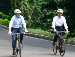 Jokowi dan PM Australia Perkuat Kerja Sama Bilateral Sambil Gowes Sepeda
