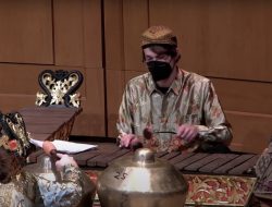 Mahasiswa di North Carolina Belajar Bahasa, Budaya di Meja Bahasa Indonesia