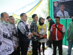 Begitu Terharu, Anggota PGRI Sumsel Urusan Bantu Ratusan Wali Murid SMPN 22 Palembang Kurang Mampu