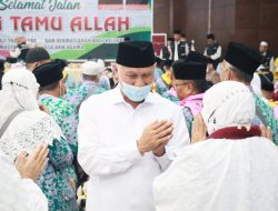 Gubernur Sumbar Resmi Lepas Ribuan Jamaah Haji Embarkasi Padang Kloter Pertama